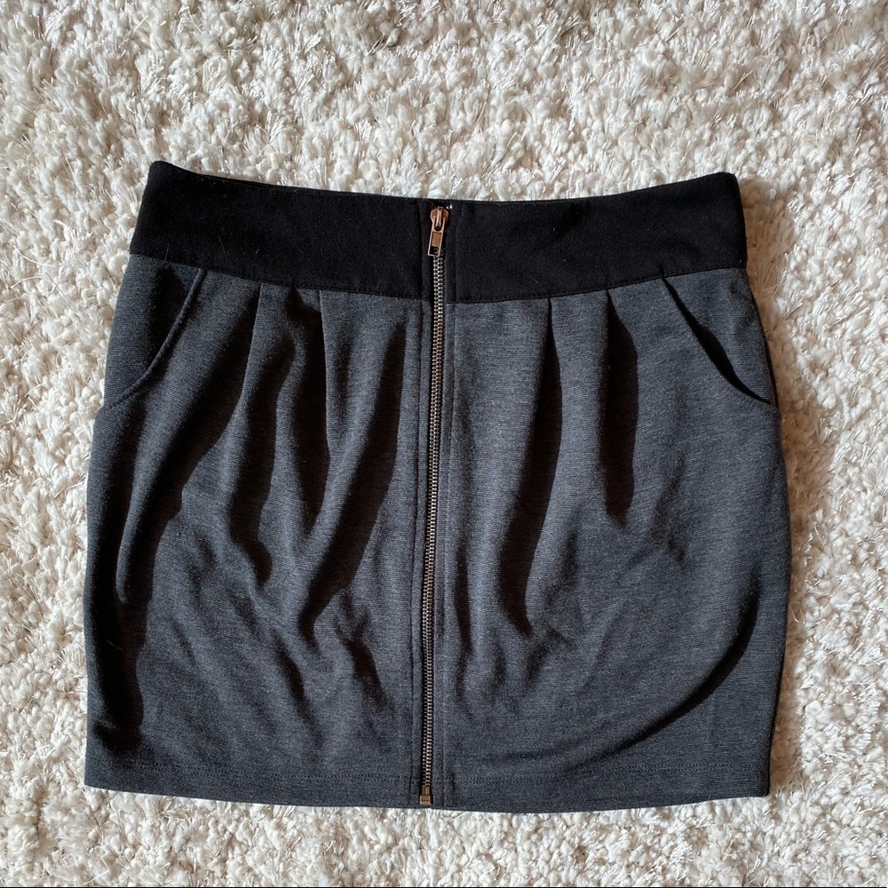 Zip front mini with pockets (never worn)